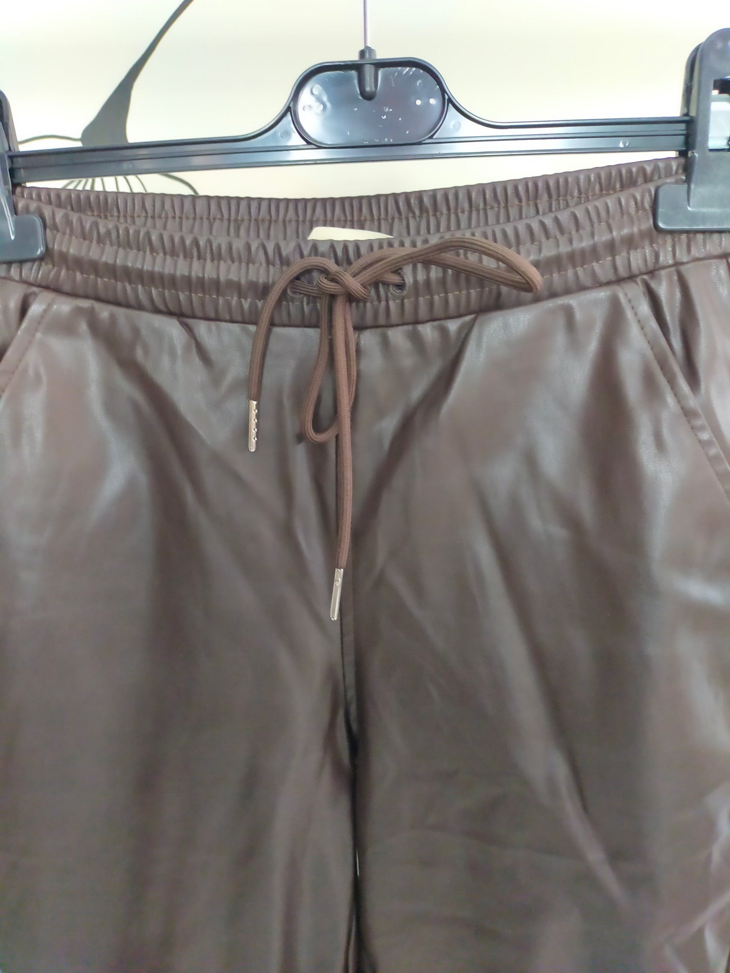 PANTALON RENÉE en similicuir marron